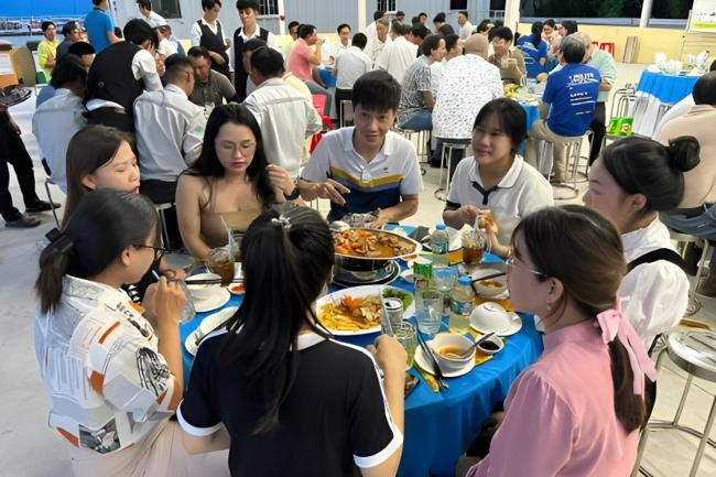 Tiệc tại nhà do Ngọc Thuận tổ chức