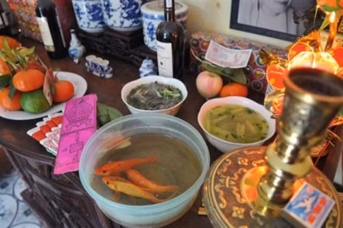 Mâm cỗ cúng ông Công ông Táo 3 miền có sự khác biệt rõ nét, tùy vào phong tục tập quán từng vùng miền (Ảnh minh họa).