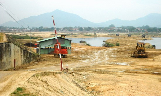 Đường vận chuyển cát, bãi trữ cát, khu lều tạm của Công ty Hiếu Ngọc đang sử dụng nằm ngoài khu vực dự án được cấp phép và nằm trong phạm vi bảo vệ an toàn đê kè đến nay vẫn chưa được tháo dỡ. Đường vận chuyển cát, bãi trữ cát, khu lều tạm của Công ty Hiếu Ngọc đang sử dụng nằm ngoài khu vực dự án được cấp phép và nằm trong phạm vi bảo vệ an toàn đê kè đến nay vẫn chưa được tháo dỡ.