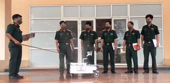 Đại úy Lê Văn An báo cáo sáng kiến “Robot diệt khuẩn DK-573” trước Hội đồng khoa học Lữ đoàn Pháo Phòng không 573. Ảnh: N.D