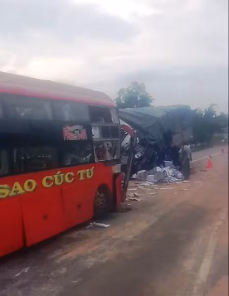 Hiện trường vụ tai nạn khiến tài xế xe khách và xe tải tử vong