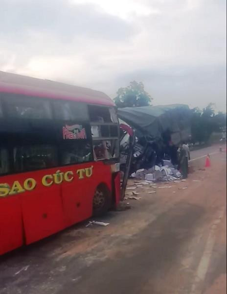 Hiện trường vụ tai nạn khiến tài xế xe khách và xe tải tử vong Hiện trường vụ tai nạn khiến tài xế xe khách và xe tải tử vong