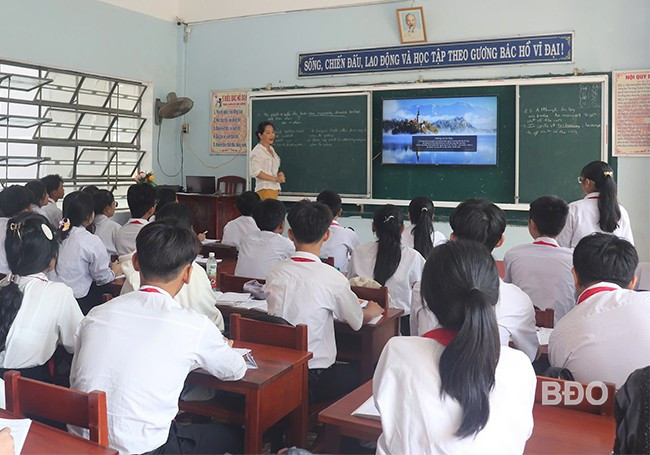 Việc bồi dưỡng đội ngũ giáo viên dạy tích hợp môn nhằm đáp ứng yêu cầu giảng dạy theo Chương trình giáo dục phổ thông 2018 tại các trường THCS. - Trong ảnh: Một tiết học tại Trường THCS Phước Thuận (huyện Tuy Phước). Ảnh: HỒ ĐIỂM Việc bồi dưỡng đội ngũ giáo viên dạy tích hợp môn nhằm đáp ứng yêu cầu giảng dạy theo Chương trình giáo dục phổ thông 2018 tại các trường THCS. - Trong ảnh: Một tiết học tại Trường THCS Phước Thuận (huyện Tuy Phước). Ảnh: HỒ ĐIỂM