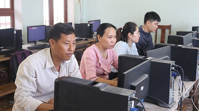 Giáo viên Trường Tiểu học Cát Tiến (huyện Phù Cát) thường xuyên tra cứu thông tin, nâng cao chất lượng giảng dạy. Ảnh: HỒ ĐIỂM Giáo viên Trường Tiểu học Cát Tiến (huyện Phù Cát) thường xuyên tra cứu thông tin, nâng cao chất lượng giảng dạy. Ảnh: HỒ ĐIỂM