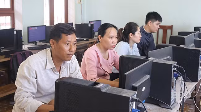 Giáo viên Trường Tiểu học Cát Tiến (huyện Phù Cát) thường xuyên tra cứu thông tin, nâng cao chất lượng giảng dạy. Ảnh: HỒ ĐIỂM