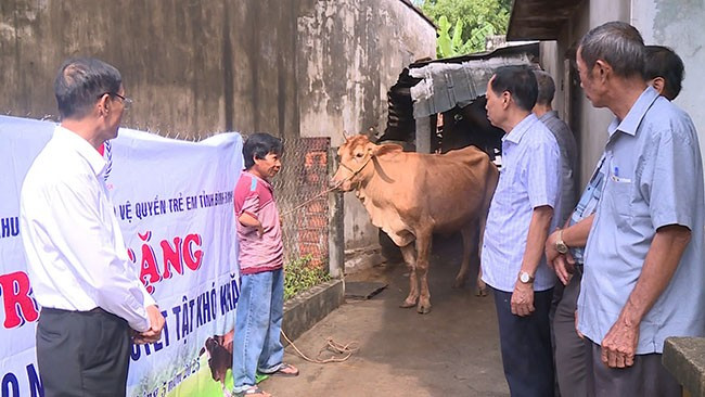 Hội Bảo trợ người khuyết tật và Bảo vệ quyền trẻ em tỉnh trao tặng bò giống cho hộ ông Nguyễn Hữu Lai (thôn Định Thuận, xã Nhơn Hạnh). Ảnh: Lê Ngân.