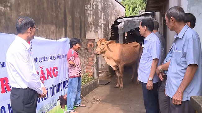 Hội Bảo trợ người khuyết tật và Bảo vệ quyền trẻ em tỉnh trao tặng bò giống cho hộ ông Nguyễn Hữu Lai (thôn Định Thuận, xã Nhơn Hạnh). Ảnh: Lê Ngân.