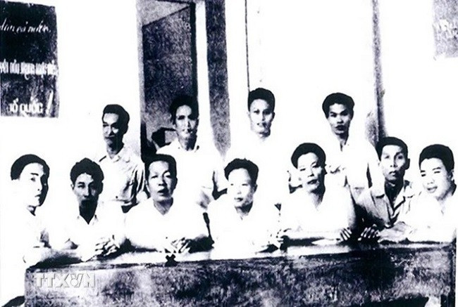 Tập thể cán bộ, chiến sỹ tàu VT 41 trước giờ xuất phát tại bến K15 (Đồ Sơn, Hải Phòng) chở gần 30 tấn vũ khí đầu tiên vào Cà Mau thành công (1962) - chuyến đi đầu tiên mở đường Hồ Chí Minh trên biển. (Ảnh: BTHQ/TTXVN) Tập thể cán bộ, chiến sỹ tàu VT 41 trước giờ xuất phát tại bến K15 (Đồ Sơn, Hải Phòng) chở gần 30 tấn vũ khí đầu tiên vào Cà Mau thành công (1962) - chuyến đi đầu tiên mở đường Hồ Chí Minh trên biển. (Ảnh: BTHQ/TTXVN)