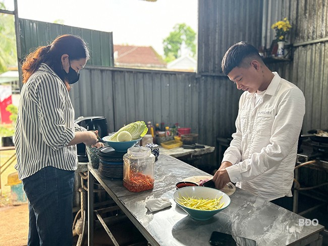 Sau khi chấp hành xong án phạt tù anh N.T.G. (ở thôn Vạn Hội 2, xã Ân Tín) trở về mở quán ăn tại địa phương. Ảnh: K.A Sau khi chấp hành xong án phạt tù anh N.T.G. (ở thôn Vạn Hội 2, xã Ân Tín) trở về mở quán ăn tại địa phương. Ảnh: K.A