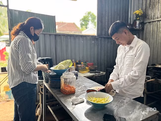 Sau khi chấp hành xong án phạt tù anh N.T.G. (ở thôn Vạn Hội 2, xã Ân Tín) trở về mở quán ăn tại địa phương. Ảnh: K.A