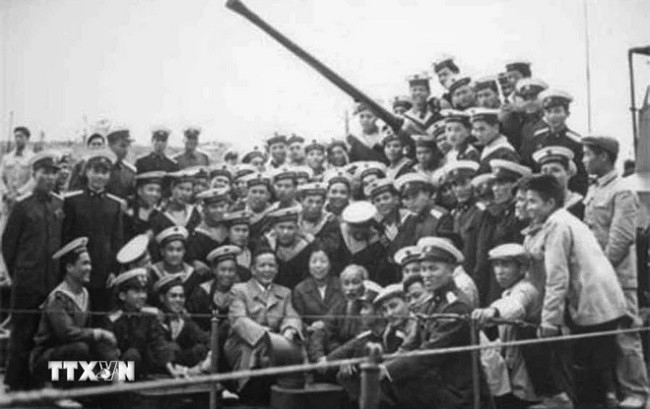 Khi tuyến đường vận tải biển được khai thông, Chủ tịch Hồ Chí Minh đã gửi điện biểu dương khen ngợi, đồng thời nhắc nhở cán bộ, chiến sỹ Đoàn 759 nhanh chóng rút kinh nghiệm, tiếp tục vận chuyển nhanh hơn nữa, nhiều hơn nữa vũ khí cho đồng bào miền Nam giết giặc. Trong ảnh: Chủ tịch Hồ Chí Minh thăm cán bộ, chiến sỹ Đoàn 125 Hải quân (1960). (Ảnh: Tư liệu/TTXVN) Khi tuyến đường vận tải biển được khai thông, Chủ tịch Hồ Chí Minh đã gửi điện biểu dương khen ngợi, đồng thời nhắc nhở cán bộ, chiến sỹ Đoàn 759 nhanh chóng rút kinh nghiệm, tiếp tục vận chuyển nhanh hơn nữa, nhiều hơn nữa vũ khí cho đồng bào miền Nam giết giặc. Trong ảnh: Chủ tịch Hồ Chí Minh thăm cán bộ, chiến sỹ Đoàn 125 Hải quân (1960). (Ảnh: Tư liệu/TTXVN)