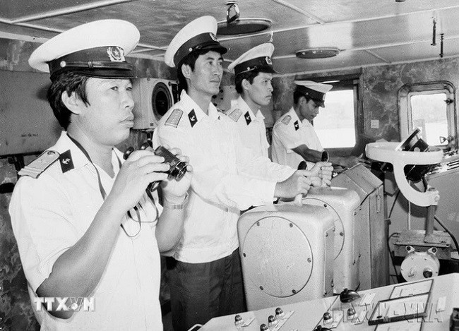 Cuối năm 1987 đầu năm 1988, cán bộ, chiến sỹ trên các tàu vận tải hải quân đã vượt qua mọi hiểm nguy, sóng gió; khảo sát, thăm dò, vận tải và chốt giữ đảo, cùng các lực lượng trong Quân chủng tăng cường sức mạnh phòng thủ trên các đảo chìm và đảo nổi của quần đảo Trường Sa. Trong ảnh: Kíp chỉ huy tàu Trường Sa 02 vừa hoàn thành xuất sắc nhiệm vụ bảo vệ khu đảo đá ngầm thuộc khu dầu khí DKI Vũng Tàu. (Ảnh: Tứ Hải/ TTXVN) Cuối năm 1987 đầu năm 1988, cán bộ, chiến sỹ trên các tàu vận tải hải quân đã vượt qua mọi hiểm nguy, sóng gió; khảo sát, thăm dò, vận tải và chốt giữ đảo, cùng các lực lượng trong Quân chủng tăng cường sức mạnh phòng thủ trên các đảo chìm và đảo nổi của quần đảo Trường Sa. Trong ảnh: Kíp chỉ huy tàu Trường Sa 02 vừa hoàn thành xuất sắc nhiệm vụ bảo vệ khu đảo đá ngầm thuộc khu dầu khí DKI Vũng Tàu. (Ảnh: Tứ Hải/ TTXVN)
