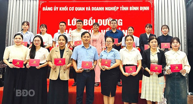 Trao giấy chứng nhận cho các học viên. Ảnh: N.TRÂM Trao giấy chứng nhận cho các học viên. Ảnh: N.TRÂM