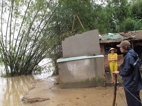 Đê sông Côn thuộc địa bàn thôn Phụ Ngọc, xã Nhơn Phúc (thị xã An Nhơn) bị nước lũ làm sạt lở sát nhà dân