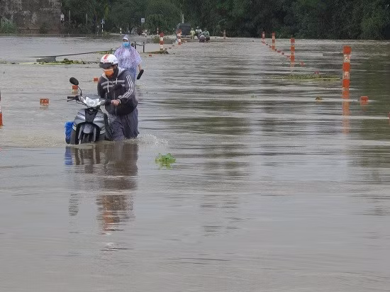 Nhiều đoạn đường trên địa bàn thị xã An Nhơn vẫn còn ngập sâu trong nước