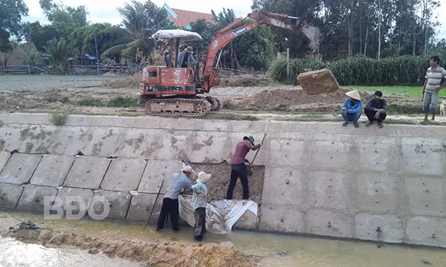 Công ty TNHH Khai thác CTTL Bình Định sửa chữa một số hạng mục trên tuyến kênh dẫn nước Văn Phong, tại địa bàn huyện Tây Sơn bị hư hỏng. Ảnh: T.SỸ Công ty TNHH Khai thác CTTL Bình Định sửa chữa một số hạng mục trên tuyến kênh dẫn nước Văn Phong, tại địa bàn huyện Tây Sơn bị hư hỏng. Ảnh: T.SỸ