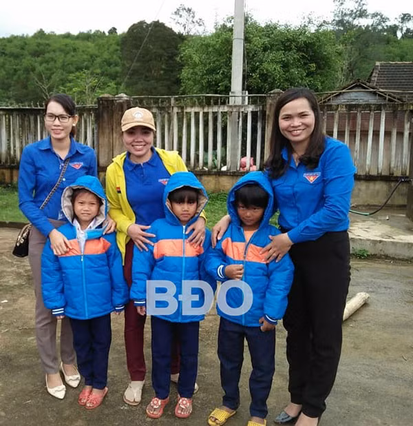 Câu lạc bộ Tiếp sức đến trường tặng 219 áo ấm cho thiếu nhi xã Vĩnh Kim.