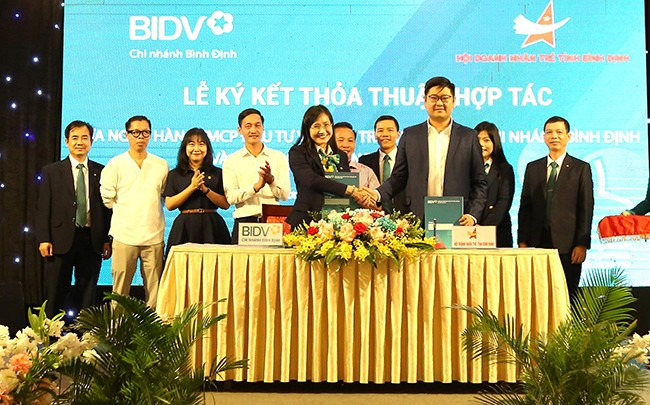 Đại diện BIDV Bình Định và Hội DNT tỉnh ký kết thỏa thuận hợp tác cùng triển khai chương trình nâng cao khả năng tiếp cận sản phẩm dịch vụ tài chính ngân hàng nhằm thúc đẩy sự phát triển của DNT. Ảnh: T.SỸ