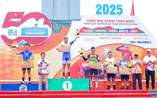 Ban tổ chức trao thưởng cho các VĐV thắng chặng 12 Quảng Ngãi - Quy Nhơn. Ảnh: NGUYỄN DŨNG