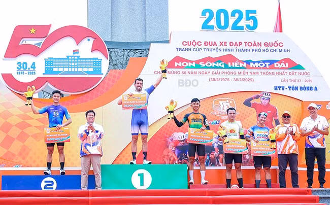 Ban tổ chức trao thưởng cho các VĐV thắng chặng 12 Quảng Ngãi - Quy Nhơn. Ảnh: NGUYỄN DŨNG