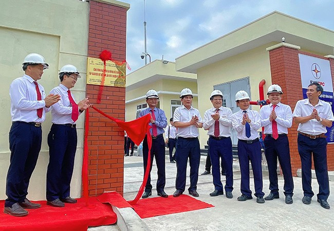 Lãnh đạo tỉnh và Tổng Công ty Điện lực miền Trung gắn biển công trình Trạm biến áp 110 kV Cảng Quy Nhơn và đấu nối. Ảnh: HẢI YẾN Lãnh đạo tỉnh và Tổng Công ty Điện lực miền Trung gắn biển công trình Trạm biến áp 110 kV Cảng Quy Nhơn và đấu nối. Ảnh: HẢI YẾN
