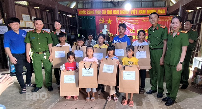 Cán bộ, chiến sĩ Phòng Cảnh sát hình sự (CA tỉnh) tặng quà cho học sinh vượt khó học giỏi ở làng O5, xã Vĩnh Kim, huyện Vĩnh Thạnh. Ảnh: M.N Cán bộ, chiến sĩ Phòng Cảnh sát hình sự (CA tỉnh) tặng quà cho học sinh vượt khó học giỏi ở làng O5, xã Vĩnh Kim, huyện Vĩnh Thạnh. Ảnh: M.N