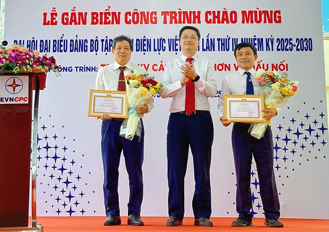 Tập đoàn Điện lực Việt Nam khen thưởng tập thể Tổng Công ty Điện lực miền Trung, Công ty Điện lực Bình Định vì có thành tích xuất sắc thực hiện công trình. Ảnh: HẢI YẾN Tập đoàn Điện lực Việt Nam khen thưởng tập thể Tổng Công ty Điện lực miền Trung, Công ty Điện lực Bình Định vì có thành tích xuất sắc thực hiện công trình. Ảnh: HẢI YẾN