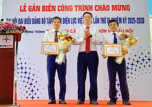 Tập đoàn Điện lực Việt Nam khen thưởng tập thể Tổng Công ty Điện lực miền Trung, Công ty Điện lực Bình Định vì có thành tích xuất sắc thực hiện công trình. Ảnh: HẢI YẾN