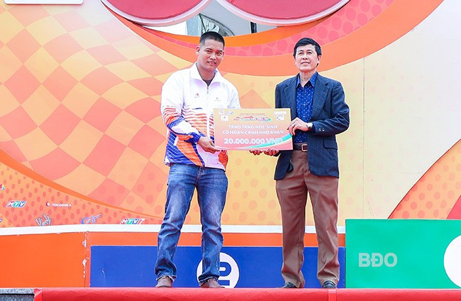 Ban tổ chức trao tặng học bổng trị giá 20 triệu đồng cho các em học sinh có hoàn cảnh khó khăn Trường tiểu học Canh Hòa, huyện Vân Canh. Ảnh: NGUYỄN DŨNG