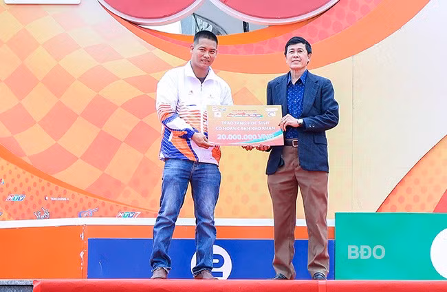 Ban tổ chức trao tặng học bổng trị giá 20 triệu đồng cho các em học sinh có hoàn cảnh khó khăn Trường tiểu học Canh Hòa, huyện Vân Canh. Ảnh: NGUYỄN DŨNG