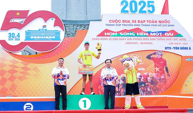 Ban tổ chức trao thưởng cho VĐV Mikhail Fokin, đại diện Tập đoàn Lộc Trời An Giang, giành áo vàng sau 12 chặng đua. Ảnh: NGUYỄN DŨNG