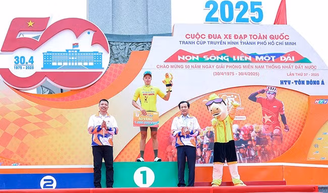 Ban tổ chức trao thưởng cho VĐV Mikhail Fokin, đại diện Tập đoàn Lộc Trời An Giang, giành áo vàng sau 12 chặng đua. Ảnh: NGUYỄN DŨNG