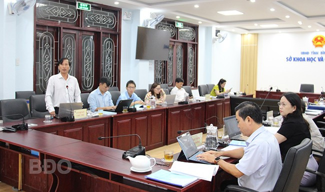 DS.CKI Nguyễn Đức Thiệp (bên trái) - chủ nhiệm đề tài báo cáo kết quả nghiên cứu. Ảnh: TRỌNG LỢI