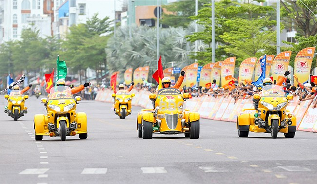 Dàn mô tô 3 bánh Gold Wing dẫn đoàn đua. Ảnh: NGUYỄN DŨNG