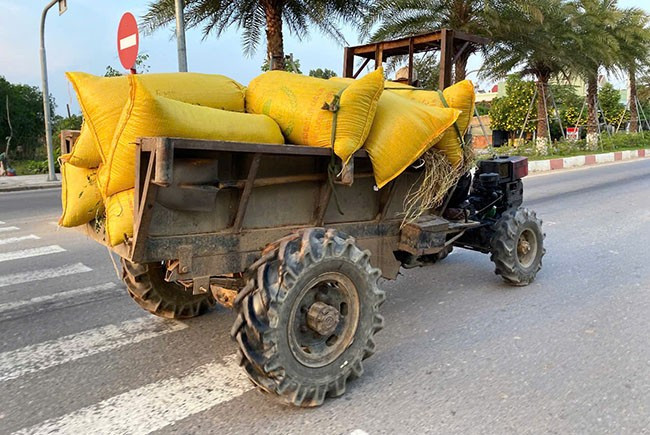 Xe độ chế chở lúa chạy trên QL 19B (khu vực Vĩnh Phú, phường Nhơn Thành, TX An Nhơn) chiều 12.4. Ảnh: N.C