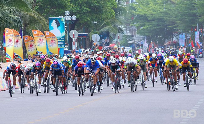 Các tay đua tăng tốc về đích chặng Quảng Ngãi - Quy Nhơn. Ảnh: NGUYỄN DŨNG