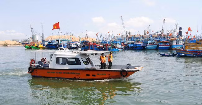 Giữa năm 2020 đến nay, tỉnh Bình Định duy trì lực lượng liên ngành kiểm soát tàu cá ra vào cảng, hoạt động khai thác thủy sản trong tỉnh. Ảnh: NGỌC NHUẬN Giữa năm 2020 đến nay, tỉnh Bình Định duy trì lực lượng liên ngành kiểm soát tàu cá ra vào cảng, hoạt động khai thác thủy sản trong tỉnh. Ảnh: NGỌC NHUẬN