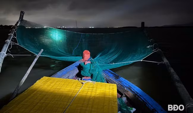 Tàu vi phạm có 1 bộ công cụ kích điện tự chế, 1 tấm lưới nối liền 2 gọng thép. Ảnh: CA huyện cung cấp