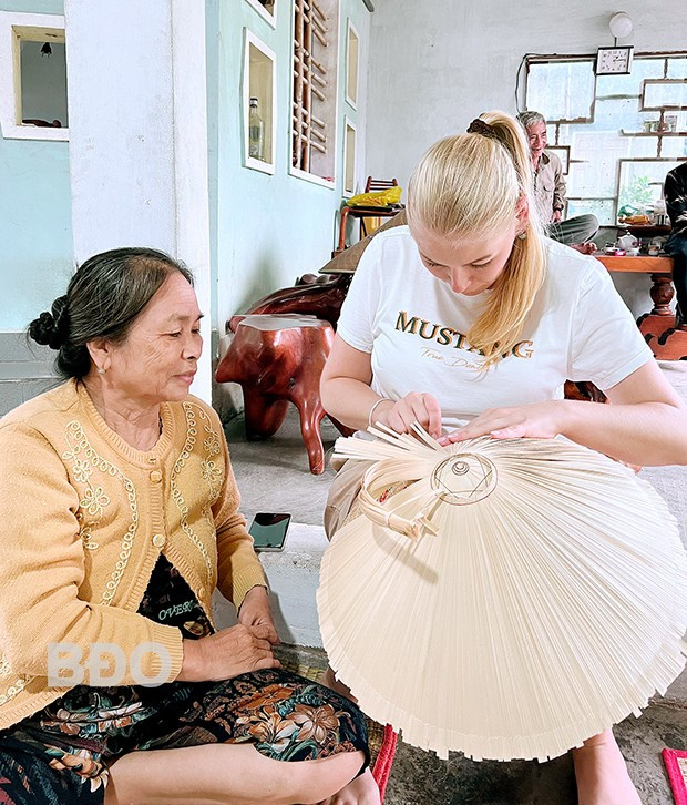 Du khách nước ngoài trải nghiệm làng nón ngựa Phú Gia. Ảnh: DNCC Du khách nước ngoài trải nghiệm làng nón ngựa Phú Gia. Ảnh: DNCC