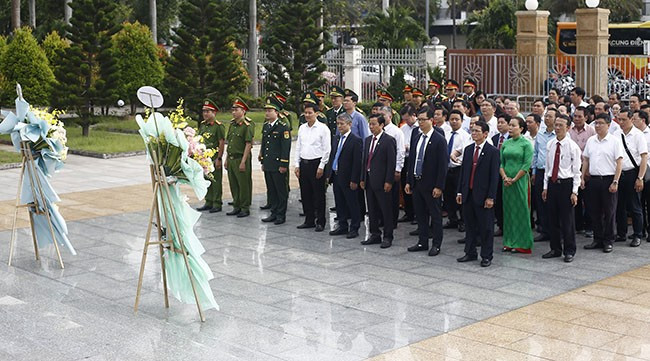 Lễ viếng Nghĩa trang liệt sĩ TP Quy Nhơn. Ảnh: H.P