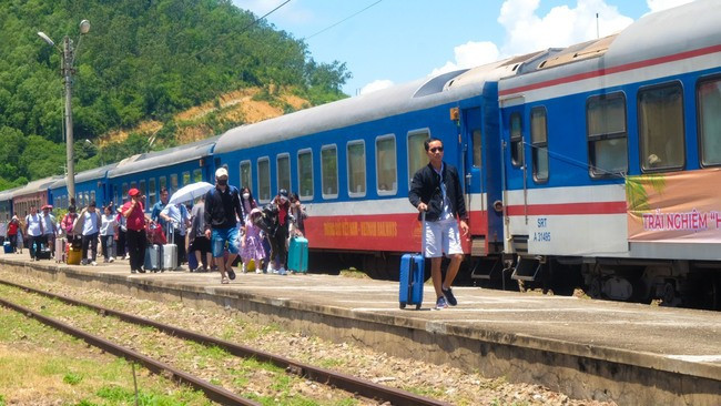 Chuyến tàu hỏa SE32 (charter) đưa gần 500 du khách đi từ TP Hồ Chí Minh đến Bình Định. Ảnh: ĐOAN NGỌC Chuyến tàu hỏa SE32 (charter) đưa gần 500 du khách đi từ TP Hồ Chí Minh đến Bình Định. Ảnh: ĐOAN NGỌC