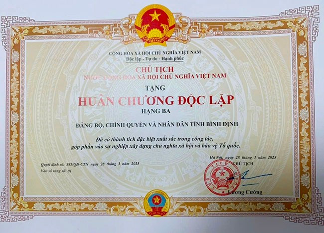 Bằng chứng nhận Huân chương Độc lập hạng Ba (ảnh chụp lại). Ảnh: Sở Nội vụ Bằng chứng nhận Huân chương Độc lập hạng Ba (ảnh chụp lại). Ảnh: Sở Nội vụ