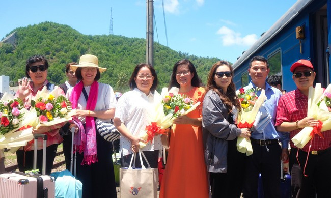 Chào đón, tặng hoa cho du khách đi trên chuyến tàu hỏa charter chạy tuyến TP Hồ Chí Minh đến Bình Định. Ảnh: ĐOAN NGỌC Chào đón, tặng hoa cho du khách đi trên chuyến tàu hỏa charter chạy tuyến TP Hồ Chí Minh đến Bình Định. Ảnh: ĐOAN NGỌC