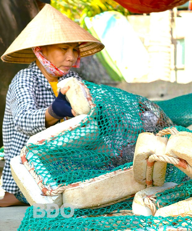 Phụ nữ thôn Vĩnh Lợi 2 vá lưới. Phụ nữ thôn Vĩnh Lợi 2 vá lưới.