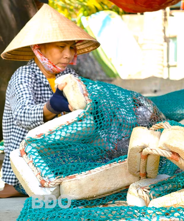 Phụ nữ thôn Vĩnh Lợi 2 vá lưới.