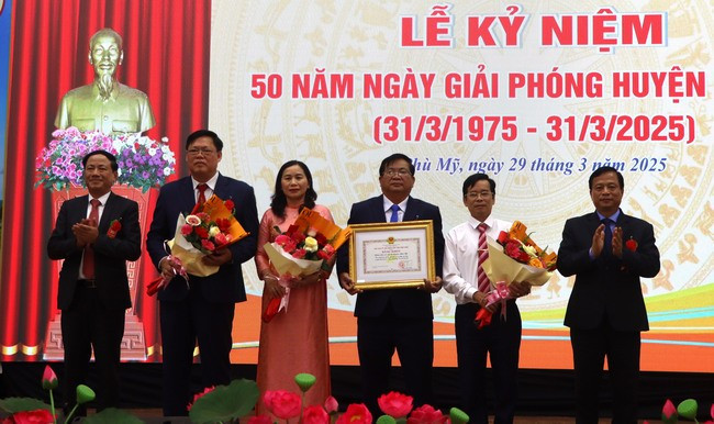 Chủ tịch UBND tỉnh Phạm Anh Tuấn (bìa trái) và Phó Chủ tịch Thường trực UBND tỉnh Nguyễn Tuấn Thanh (bìa phải) tặng Bằng khen Chủ tịch UBND tỉnh cho nhân dân và cán bộ huyện Phù Mỹ. Ảnh: M.H Chủ tịch UBND tỉnh Phạm Anh Tuấn (bìa trái) và Phó Chủ tịch Thường trực UBND tỉnh Nguyễn Tuấn Thanh (bìa phải) tặng Bằng khen Chủ tịch UBND tỉnh cho nhân dân và cán bộ huyện Phù Mỹ. Ảnh: M.H