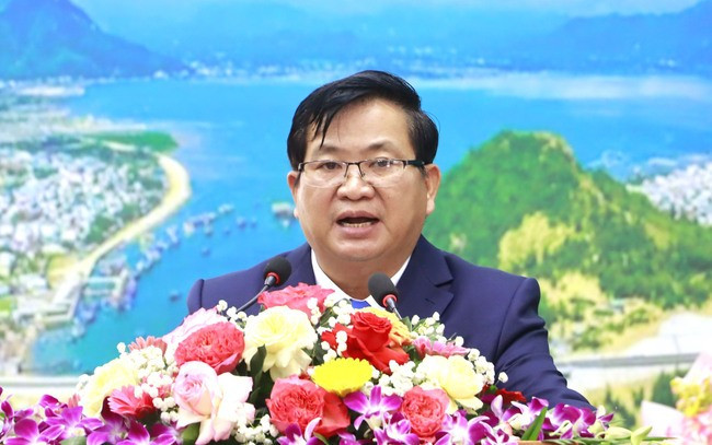 Bí thư Huyện ủy Phù Mỹ Trần Văn Phúc đáp từ phát biểu của Chủ tịch UBND tỉnh Phạm Anh Tuấn. Ảnh: M.H Bí thư Huyện ủy Phù Mỹ Trần Văn Phúc đáp từ phát biểu của Chủ tịch UBND tỉnh Phạm Anh Tuấn. Ảnh: M.H