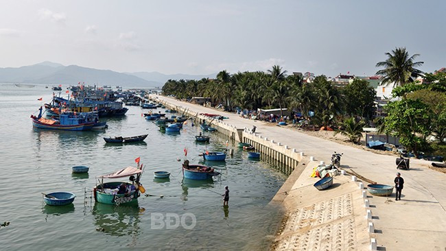 Bờ kè mới ven đầm nhộn nhịp tàu cá ở vạn chài Vĩnh Lợi. Bờ kè mới ven đầm nhộn nhịp tàu cá ở vạn chài Vĩnh Lợi.