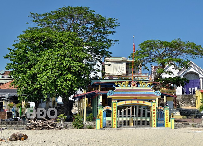 Một trong hai lăng Ông ở vạn chài Vĩnh Lợi. Một trong hai lăng Ông ở vạn chài Vĩnh Lợi.