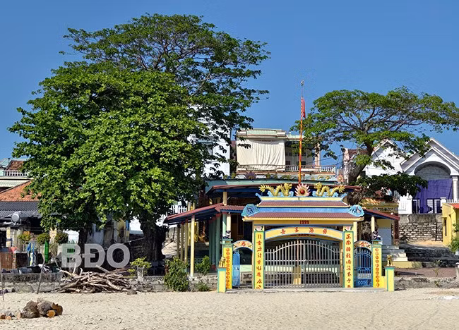 Một trong hai lăng Ông ở vạn chài Vĩnh Lợi.